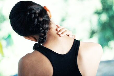 Complaints for movements in the neck - symptom of osteochondrosis
